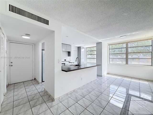 16400 NE 17th Ave 206, North Miami Beach, FL 33162