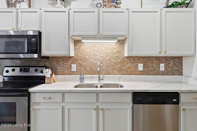 10302 Dorsey Village Dr, Louisville, KY 40223