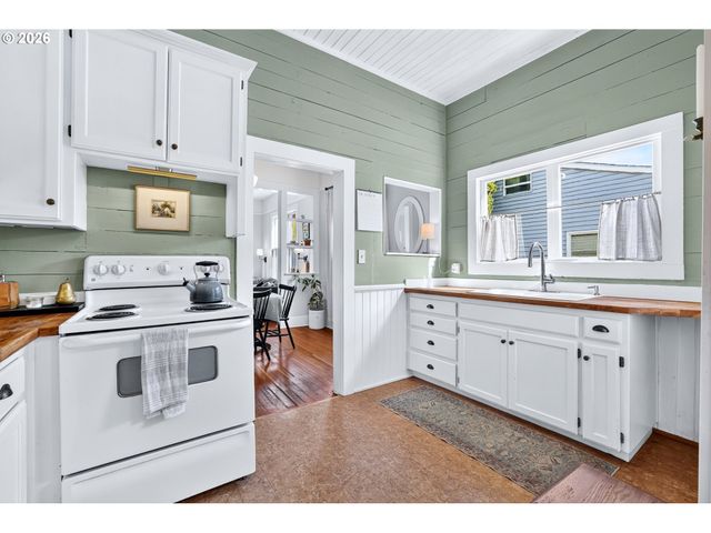 606 E FRANKLIN St, Newberg, OR 97132