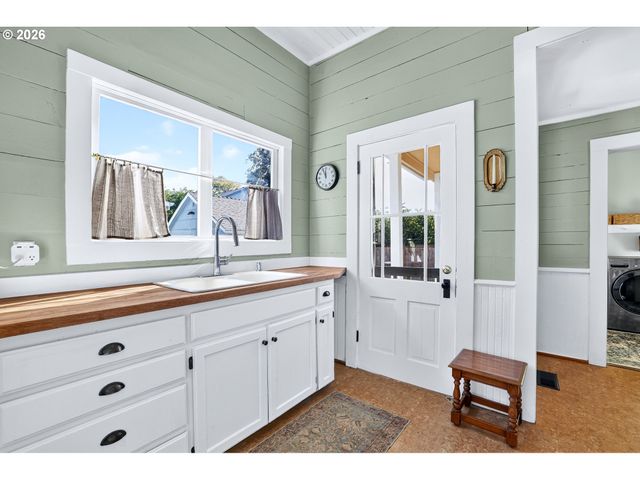 606 E FRANKLIN St, Newberg, OR 97132