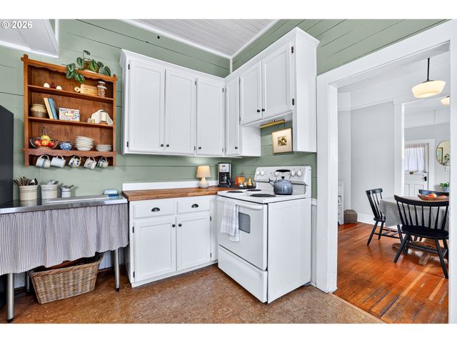 606 E FRANKLIN St, Newberg, OR 97132