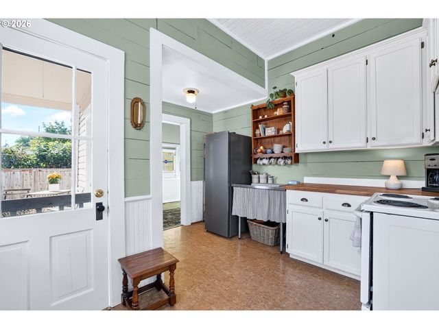 606 E FRANKLIN St, Newberg, OR 97132