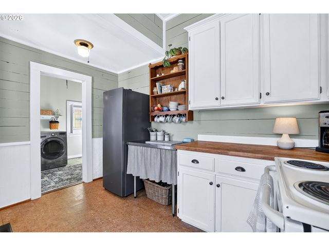 606 E FRANKLIN St, Newberg, OR 97132