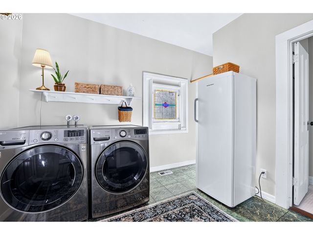 606 E FRANKLIN St, Newberg, OR 97132