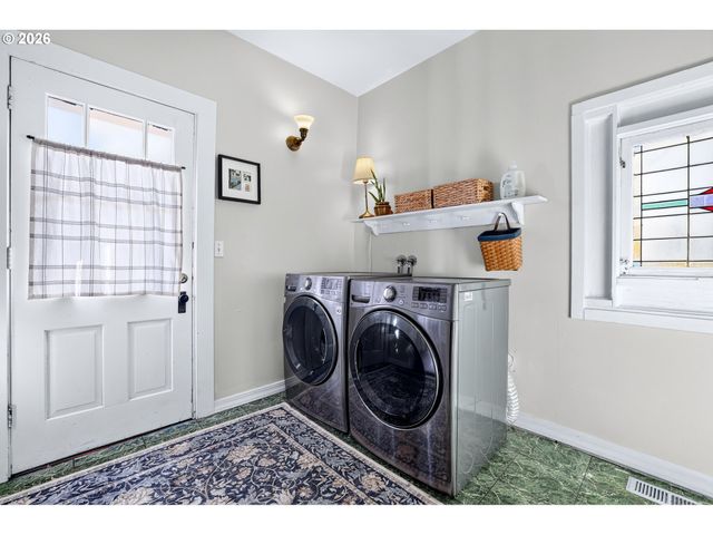 606 E FRANKLIN St, Newberg, OR 97132
