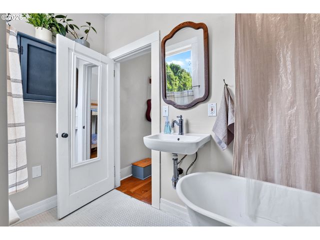 606 E FRANKLIN St, Newberg, OR 97132