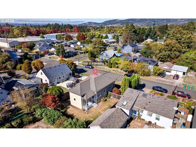 606 E FRANKLIN St, Newberg, OR 97132