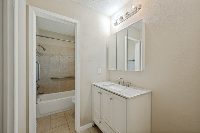 204 E Cunningham Avenue, Crowley, TX 76036