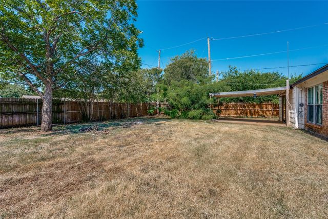204 E Cunningham Avenue, Crowley, TX 76036