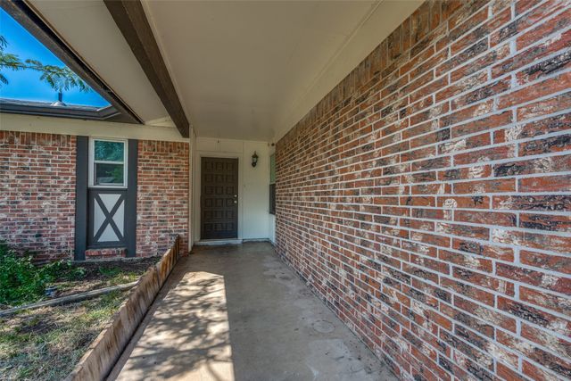 204 E Cunningham Avenue, Crowley, TX 76036