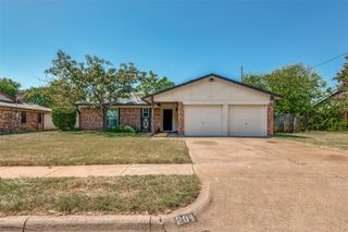 204 E Cunningham Avenue, Crowley, TX 76036
