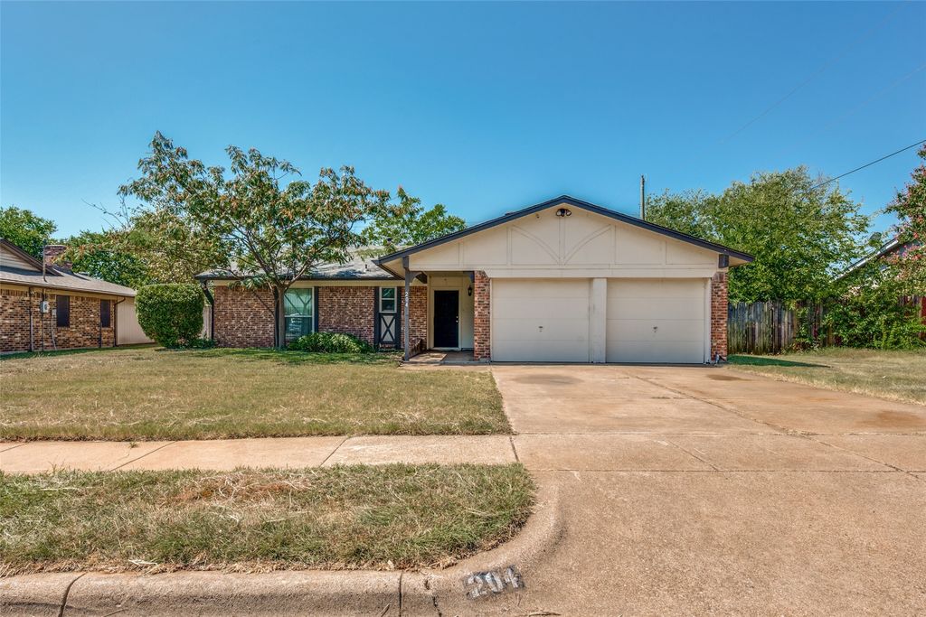 204 E Cunningham Avenue, Crowley, TX 76036
