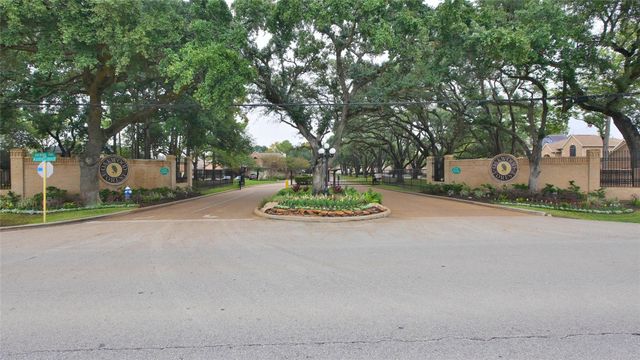 8003 Oakwood Forest Drive, Houston, TX 77040