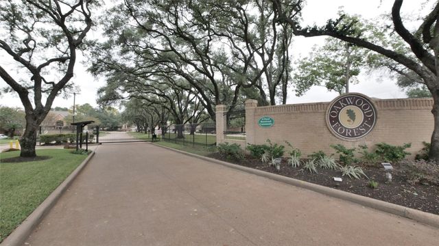 8003 Oakwood Forest Drive, Houston, TX 77040