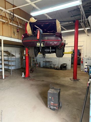 1570 Baldwin Avenue, Pontiac, MI 48340