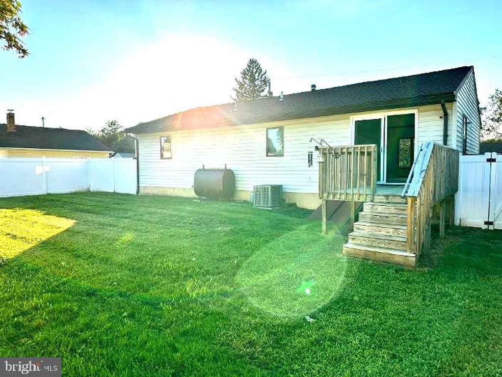 20 UNIVERSITY DR, Pennsville, NJ 08070