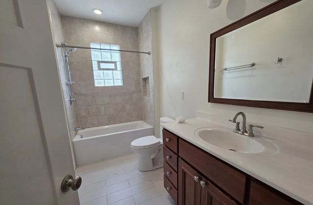 2343 W Winona Street 2E, Chicago, IL 60625