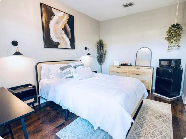 420 N Hill Avenue, Dallas, TX 75246