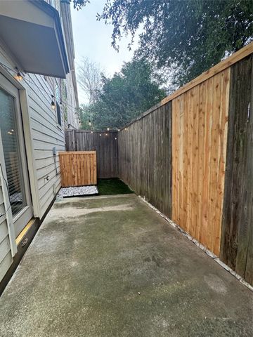 420 N Hill Avenue, Dallas, TX 75246