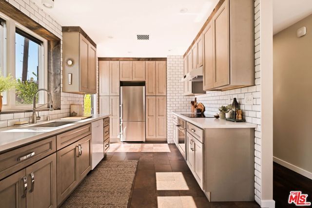 10371 Mississippi Avenue, Los Angeles, CA 90025