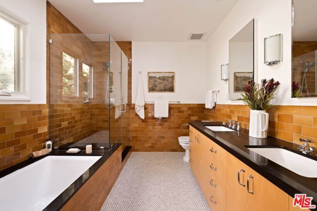 10371 Mississippi Avenue, Los Angeles, CA 90025