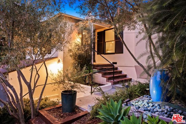 10371 Mississippi Avenue, Los Angeles, CA 90025