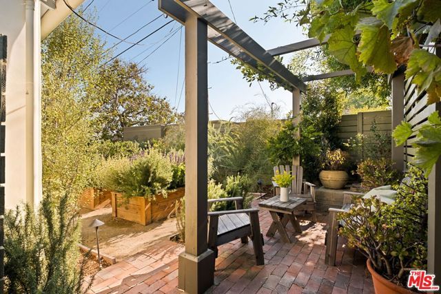 10371 Mississippi Avenue, Los Angeles, CA 90025