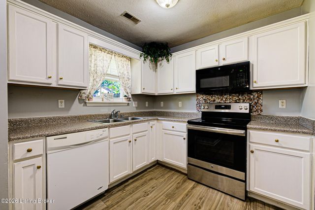 6413 Cottagemeadow Dr, Louisville, KY 40218