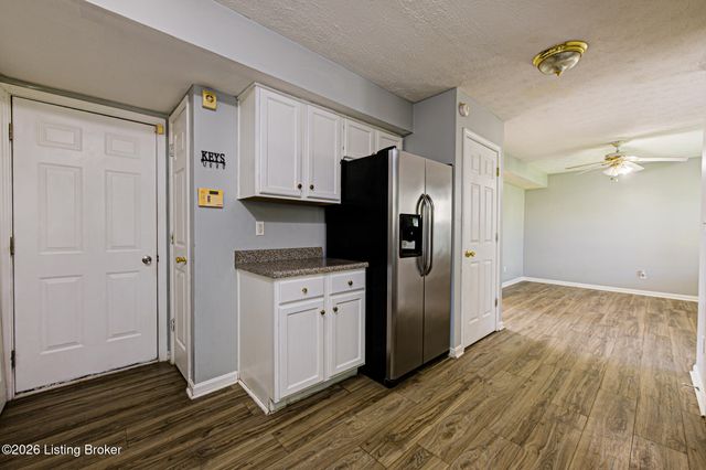 6413 Cottagemeadow Dr, Louisville, KY 40218