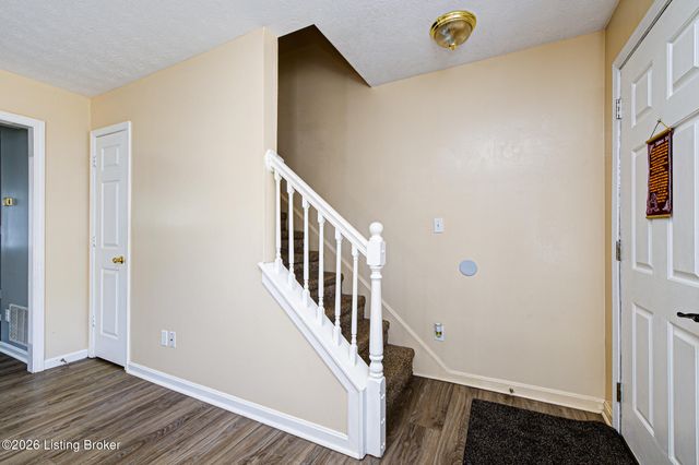 6413 Cottagemeadow Dr, Louisville, KY 40218