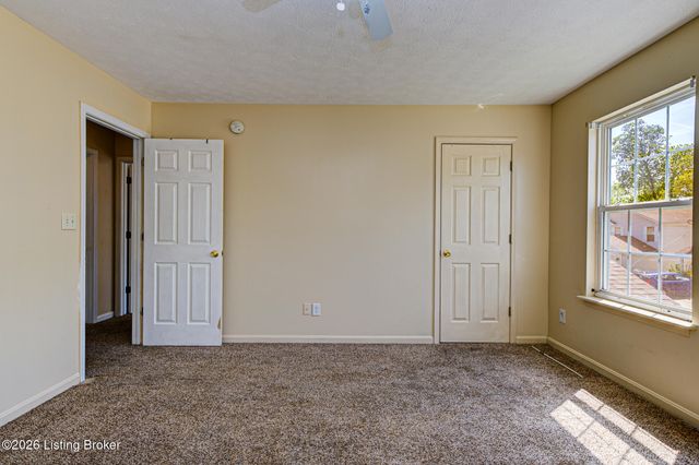 6413 Cottagemeadow Dr, Louisville, KY 40218
