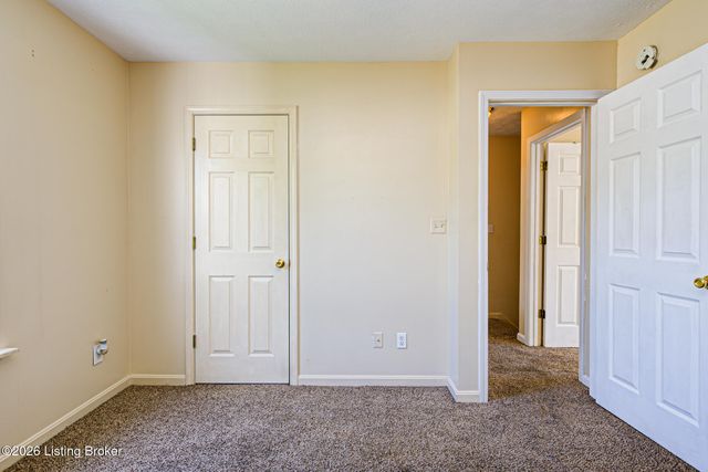 6413 Cottagemeadow Dr, Louisville, KY 40218