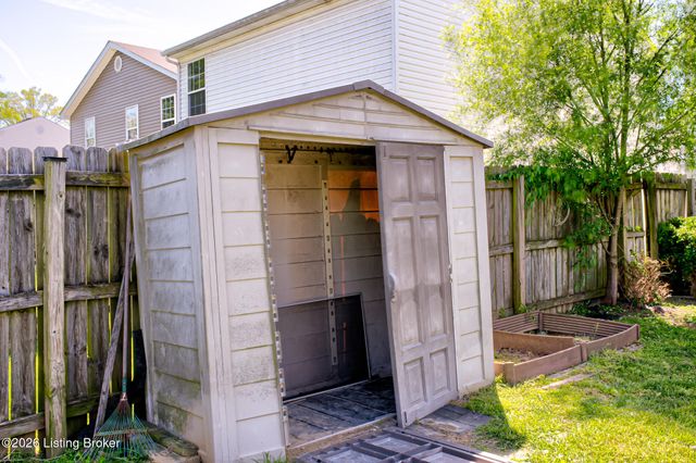 6413 Cottagemeadow Dr, Louisville, KY 40218