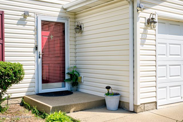 6413 Cottagemeadow Dr, Louisville, KY 40218