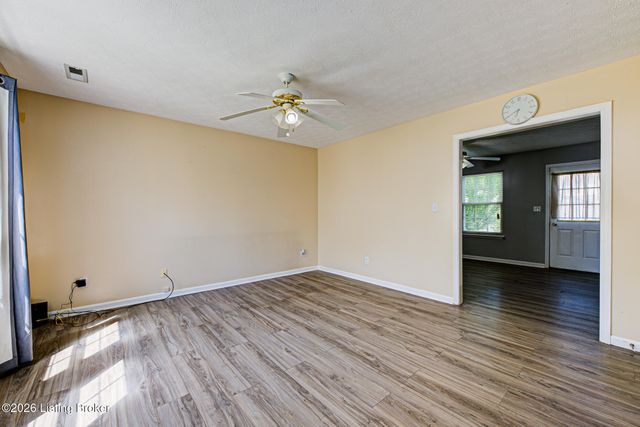 6413 Cottagemeadow Dr, Louisville, KY 40218