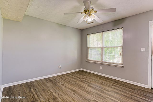 6413 Cottagemeadow Dr, Louisville, KY 40218