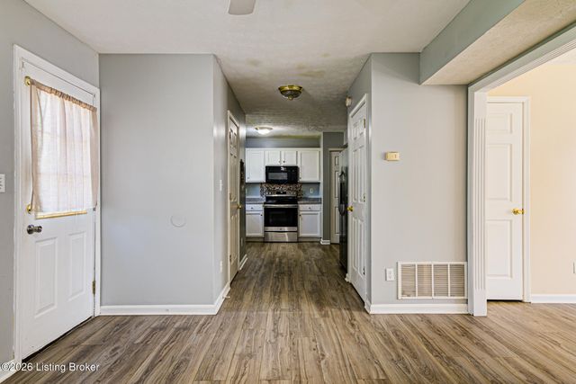 6413 Cottagemeadow Dr, Louisville, KY 40218