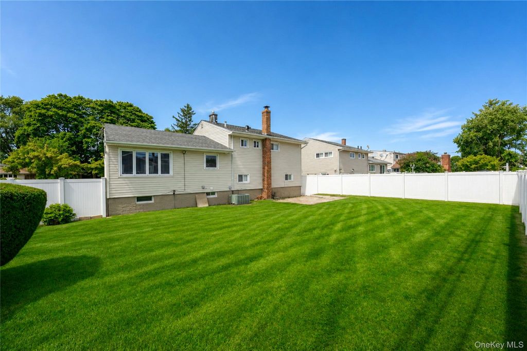 7 Primrose Avenue, Hicksville, NY 11801 — photo 5