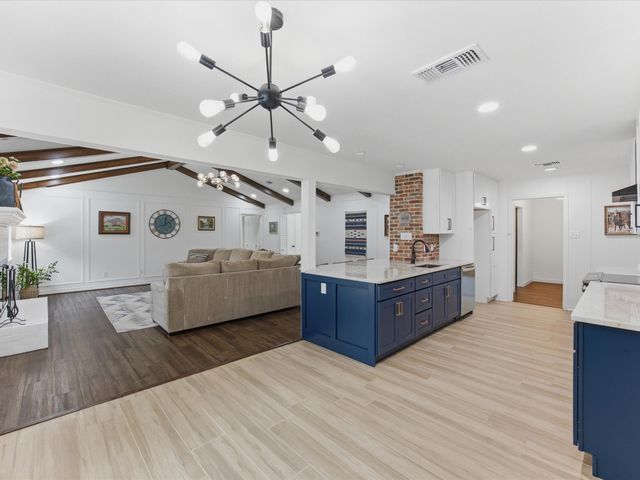 4505 Woodland Park Boulevard, Arlington, TX 76013