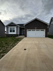 5 Hugh Hunter Rd, Oak Grove, KY 42262