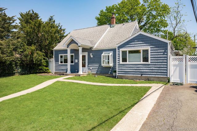 17 Vista Lane, Levittown, NY 11756
