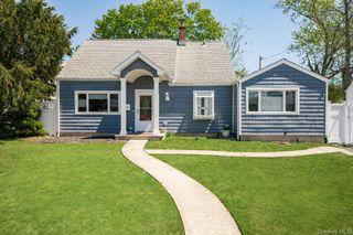 17 Vista Lane, Levittown, NY 11756