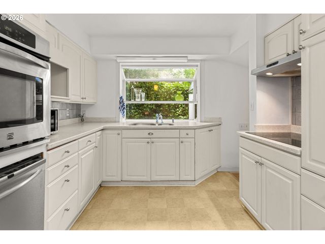 7575 Sw GREENWOOD Dr, Portland, OR 97223
