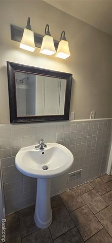 8669 Grayfield Street, Dearborn Heights, MI 48127