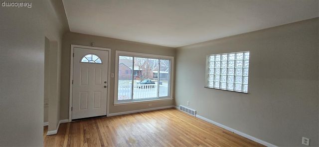 8669 Grayfield Street, Dearborn Heights, MI 48127