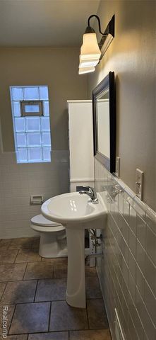 8669 Grayfield Street, Dearborn Heights, MI 48127