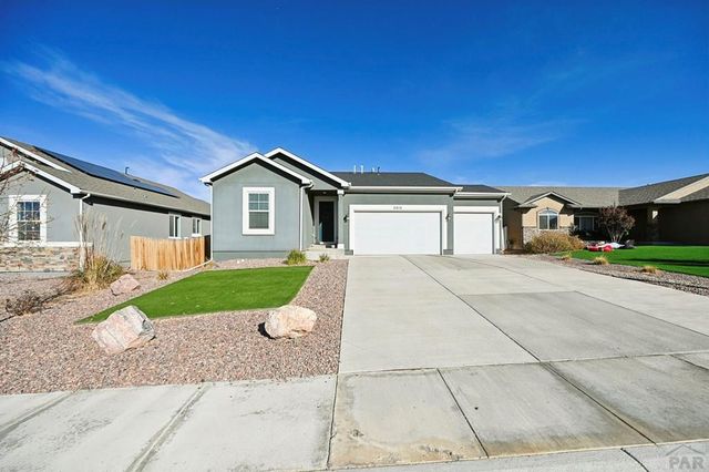 2215 Cliffmoor Ln, Pueblo, CO 81008