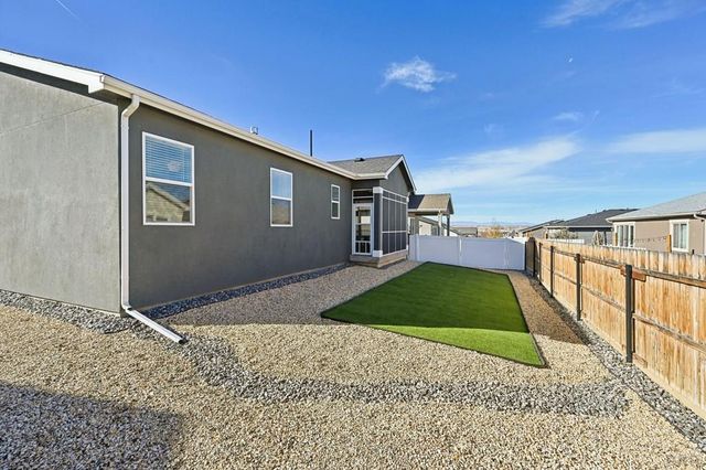2215 Cliffmoor Ln, Pueblo, CO 81008