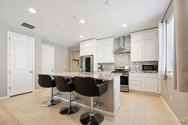 2215 Cliffmoor Ln, Pueblo, CO 81008