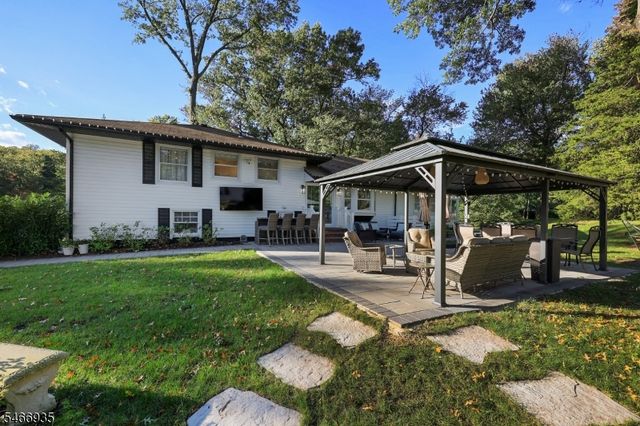 62 Guinard Dr, Watchung Boro, NJ 07069